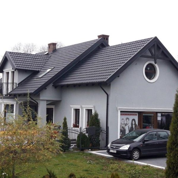 Blachodachówka modułowa Ruukki Finnera czarny Purex – elegancki dach o nowoczesnym charakterze