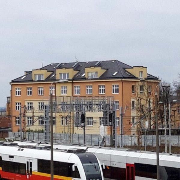Dach z dachówki Wienerberger Marsylka Tradi 12 antracyt angoba na bloku