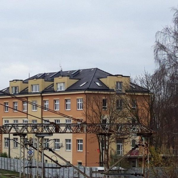 Blok mieszkalny z dachem z dachówki Wienerberger Marsylka Tradi 12 antracyt angoba