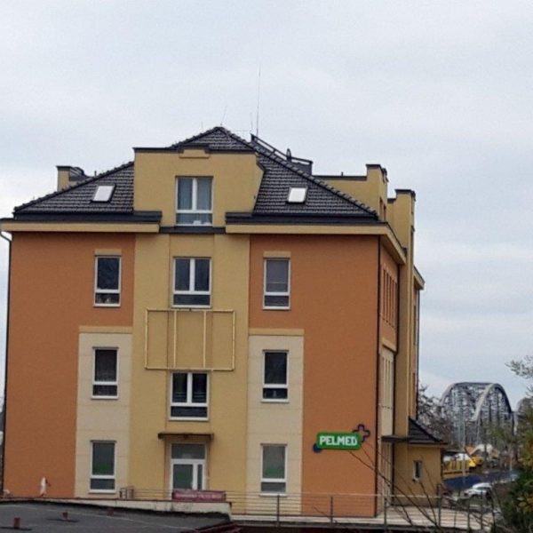 Wienerberger Marsylka Tradi 12 antracyt angoba – realizacja pokrycia dachowego na budynku wielorodzinnym