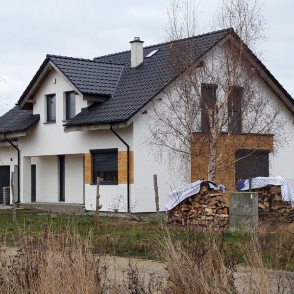 Pojedynczy element dachówki ceramicznej Röben Piemont antracyt angoba – detale formy i powierzchni