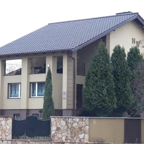 Pojedynczy element dachówki ceramicznej Creaton Titania brąz glazura – detale kształtu
