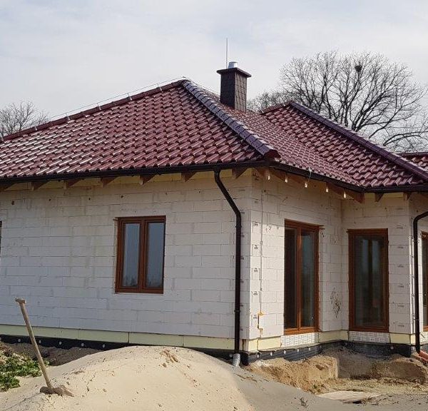 Dach czterospadowy z dachówki Creaton Titania kasztan glazura – przykład nowej realizacji