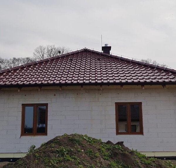 Creaton Titania kasztan glazura – realizacja dachu czterospadowego na nowym budynku