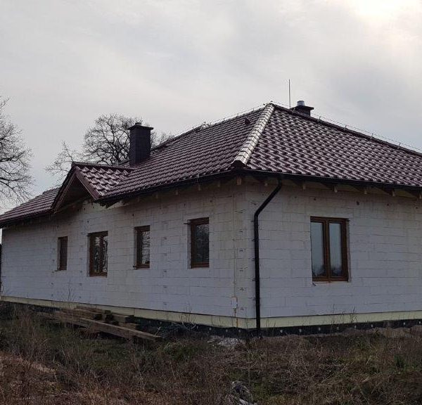 Nowy dom z dachem czterospadowym z dachówki ceramicznej Creaton Titania kasztan glazura – elegancki połysk