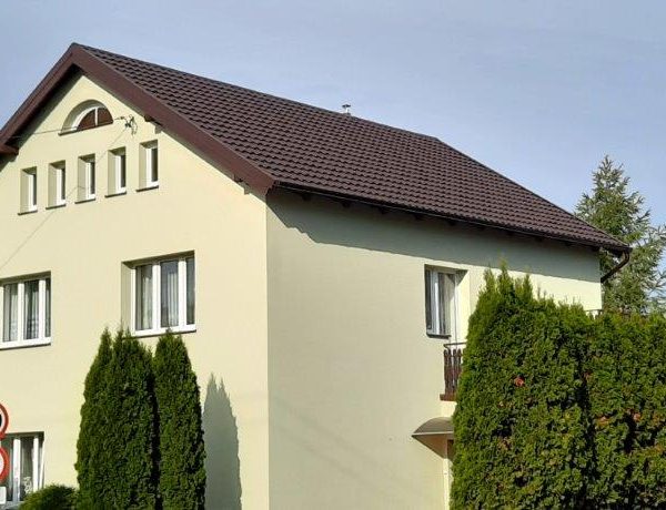 Dach z blachodachówki modułowej Finnera czekoladowy brąz – przykład realizacji
