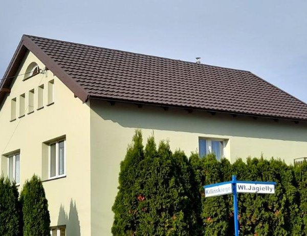 Finnera czekoladowy brąz – gotowe pokrycie dachowe o ciepłym odcieniu