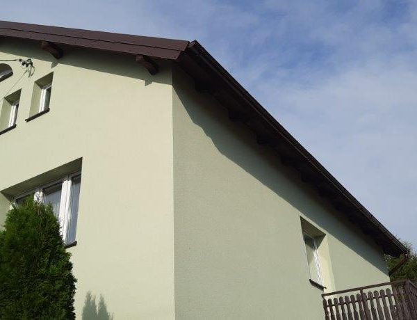 Realizacja dachu z blachodachówki modułowej Finnera w kolorze czekoladowy brąz – eleganckie wykończenie