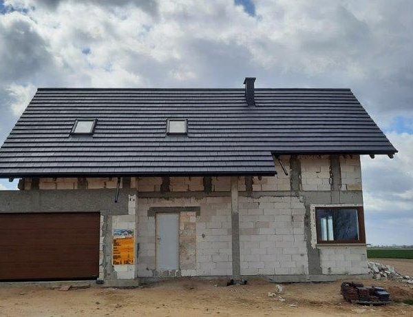 Realizacja domu z pokryciem z dachówki płaskiej Creaton Simpla w kolorze czarnym angobowanym