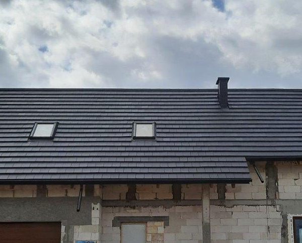 Realizacja dachu z dachówki płaskiej Creaton Simpla czarna angoba – nowoczesne, matowe wykończenie