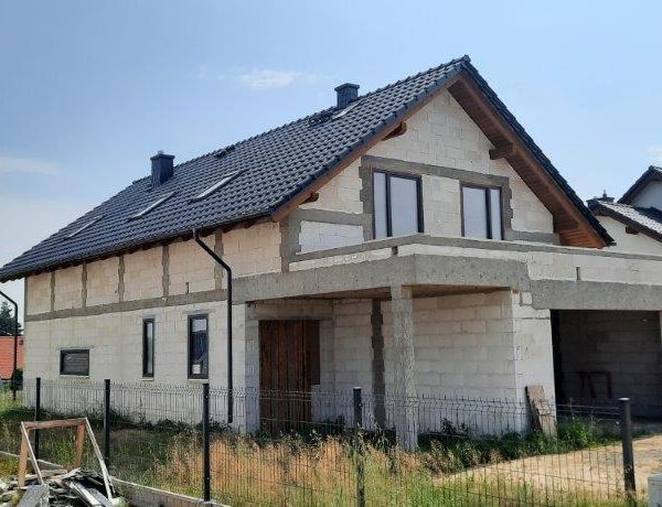 Realizacja dachu z dachówki ceramicznej Röben Monza Plus antracyt angoba – eleganckie, matowe wykończenie