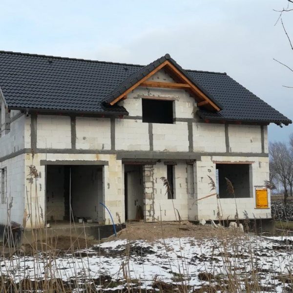 Realizacja z dachówką Braas Bałtycka Cisar grafit, nadającą budynkowi nowoczesny charakter.