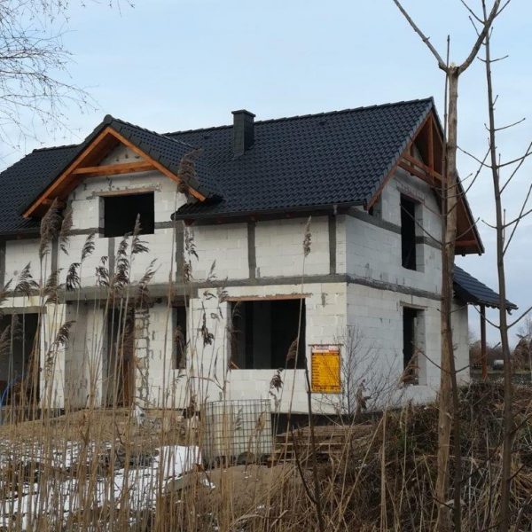 Dach pokryty dachówką Braas Bałtycka Cisar w eleganckim grafitowym odcieniu.