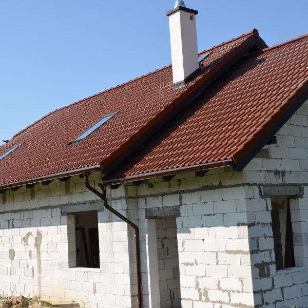 Dach pokryty dachówką Braas Bałtycka w kolorze kasztanowym – trwałe i estetyczne rozwiązanie dachowe dla domu jednorodzinnego.