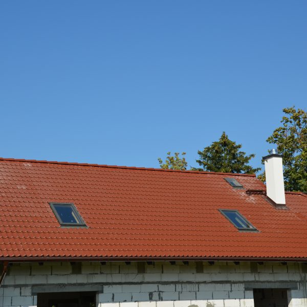 Dach pokryty dachówką Braas Bałtycka w kolorze kasztanowym – trwałe i estetyczne rozwiązanie dachowe dla domu jednorodzinnego.