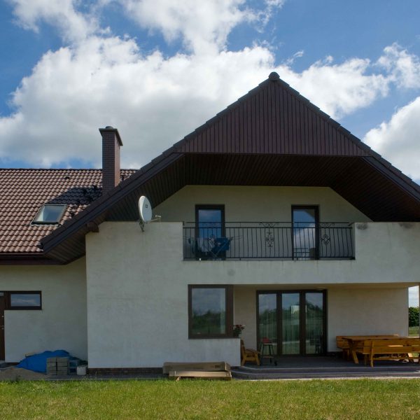 Dom jednorodzinny z dachem pokrytym dachówką Braas Celtycka w kolorze brązowym – klasyczne i trwałe pokrycie dachowe.