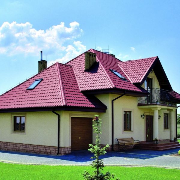 Budmat Sara – realizacja dachu z blachodachówki modułowej, solidne łączenia, estetyczne wykończenie i odporność na warunki atmosferyczne