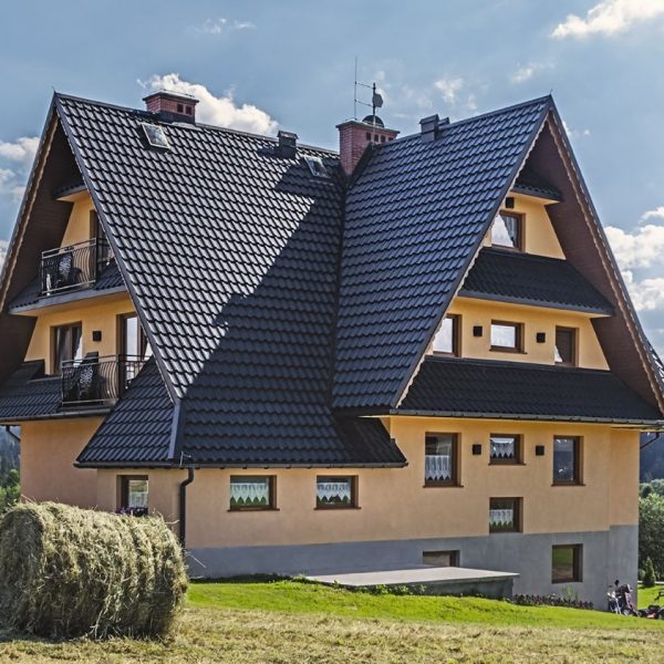 Budmat Venecja – przykład montażu blachodachówki o klasycznym profilu, solidne wykończenie dachu