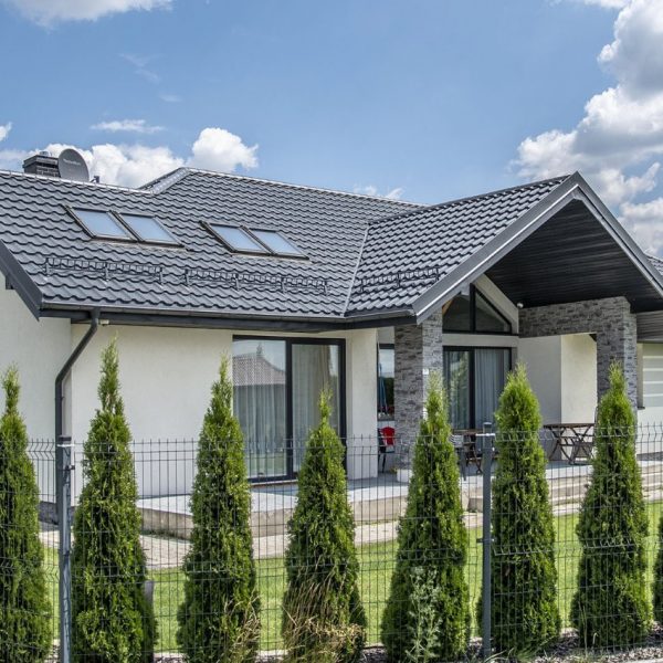 Budmat Venecja – montaż blachodachówki o klasycznym profilu, precyzja i estetyka wykończenia