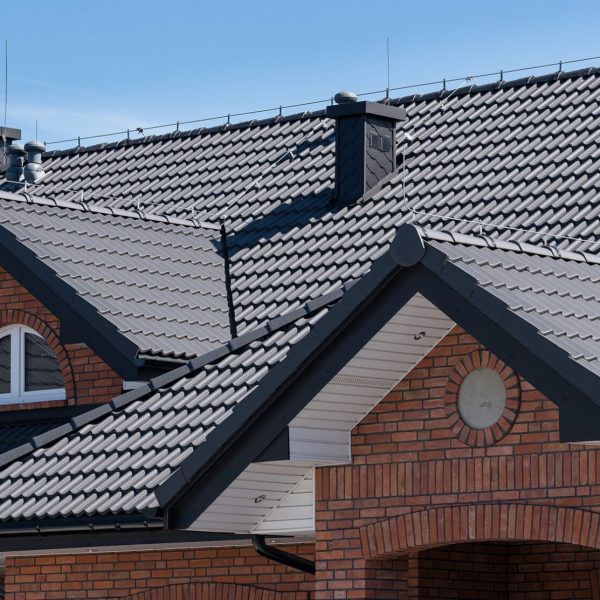 Projekt z dachówką Creaton Goteborg podkreślający estetykę całej zabudowy.