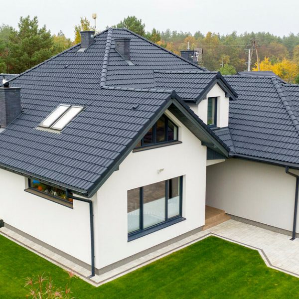 Solidny dach z dachówki Creaton Goteborg w harmonii z nowoczesną bryłą domu.