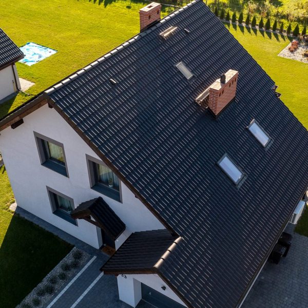 Estetyczna realizacja z dachówką Creaton Goteborg na dachu dwuspadowym.
