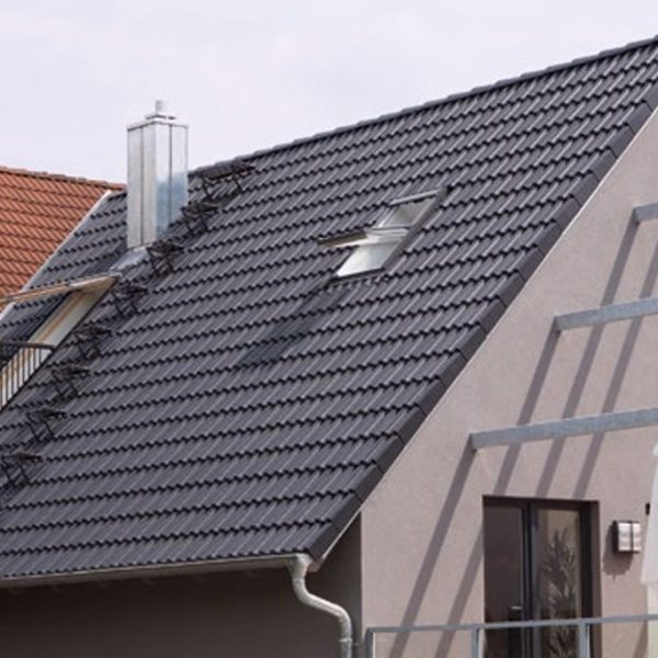 Solidne pokrycie Creaton Heidelberg na dwuspadowym dachu budynku mieszkalnego.