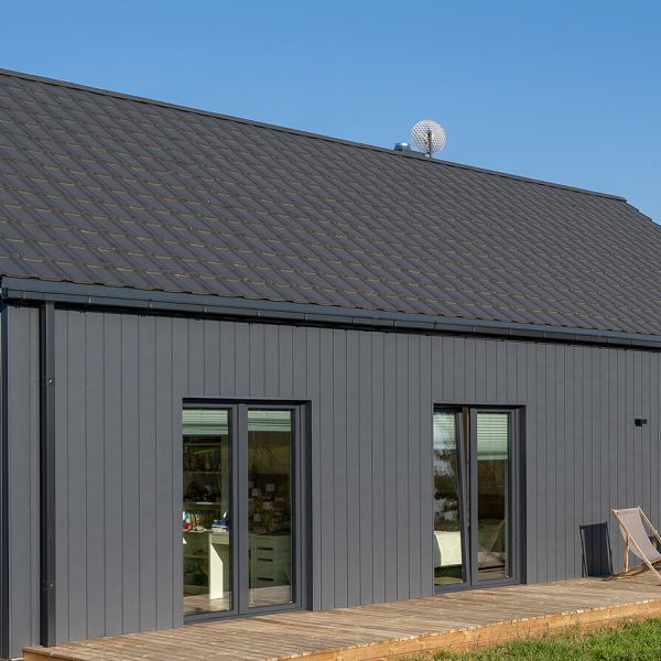 Pokrycie dachu dachówką Creaton Kioto podkreślające minimalistyczną architekturę.
