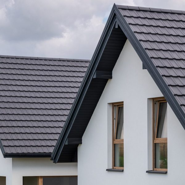 Realizacja nowoczesnego budynku z dachem krytym dachówką Creaton Koda w odcieniu antracyt