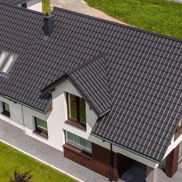 Dach z dachówki Creaton Koda w kolorze antracytowym, perspektywa z lotu ptaka