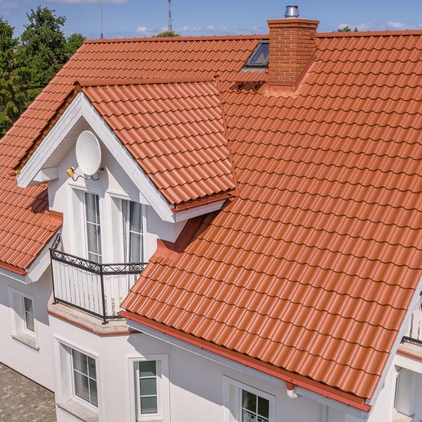 Dach domu wykończony dachówką Creaton Melodie w eleganckim odcieniu.