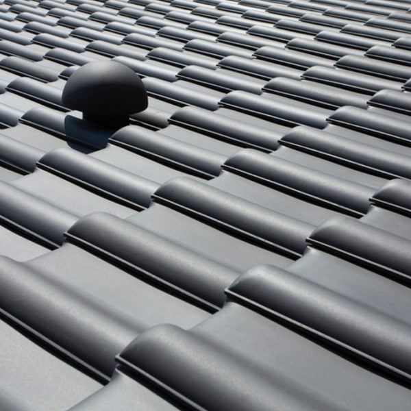 Detal dachówki ceramicznej Creaton Premion – gładka powierzchnia w głębokim odcieniu czerni