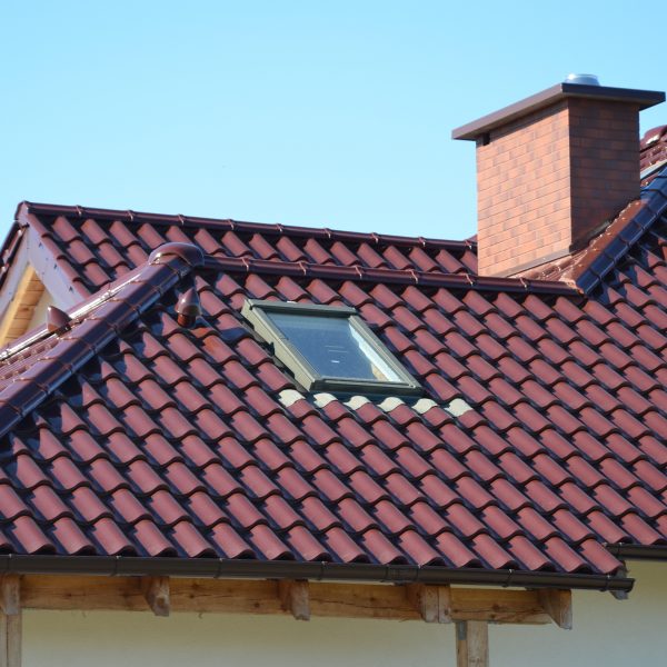 Dachówka ceramiczna Creaton Symfonie w kolorze czerwień winna zamontowana na stromym dachu domu jednorodzinnego – trwałość i wyrazisty design.