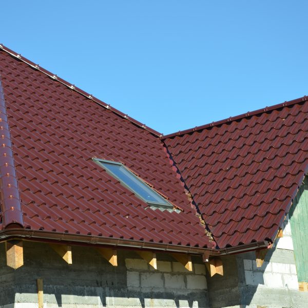 Dach pokryty dachówką ceramiczną Creaton Symfonie w odcieniu czerwieni winnej – klasyczne i eleganckie rozwiązanie dla domu jednorodzinnego.