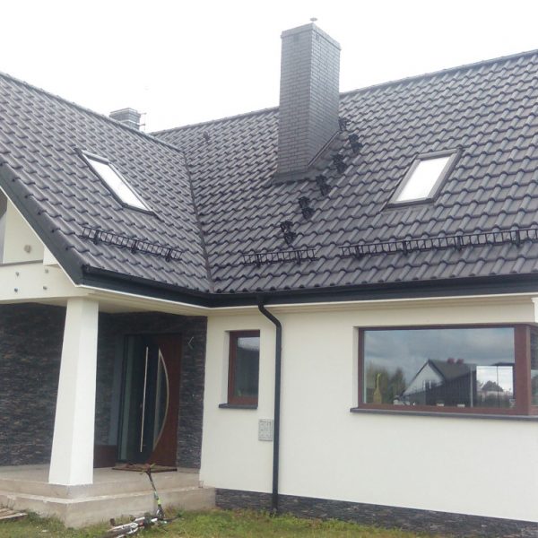 Pokrycie dachu dachówką Creaton Titania w odcieniu czarnej angoby, harmonizujące z elewacją.