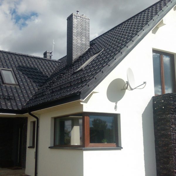 Realizacja z dachówką Creaton Titania czarna angoba, nadającą bryle nowoczesny i elegancki wygląd.