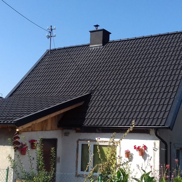 Czarne pokrycie dachowe z dachówki Creaton Göteborg Duratop Pro na dachu o klasycznej formie.