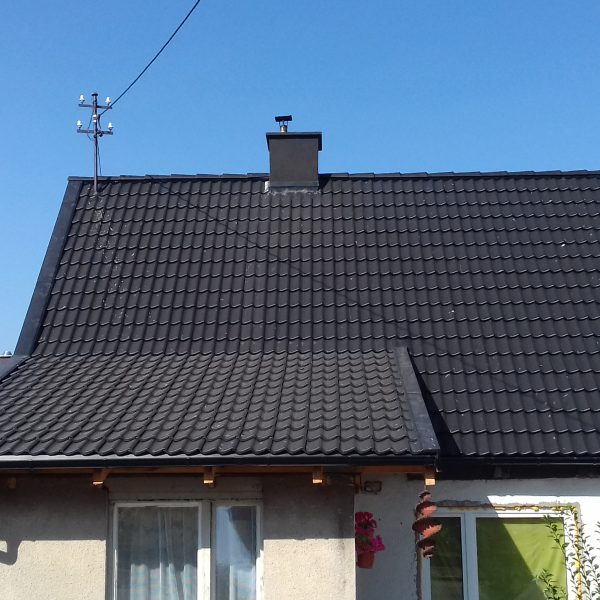 Realizacja z dachówką Creaton Göteborg Duratop Pro czarna, nadającą budynkowi nowoczesny wygląd.