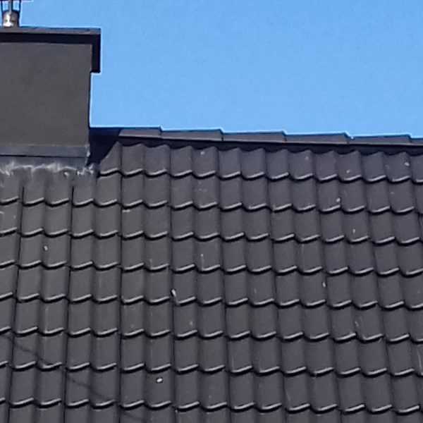 Dach pokryty dachówką Creaton Göteborg Duratop Pro w eleganckim czarnym odcieniu.