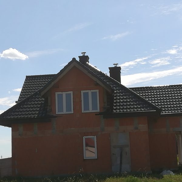 Dach z dachówki Creaton Premium czarna glazura, łączącej trwałość i efektowną estetykę.