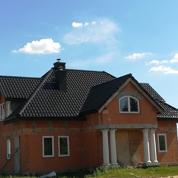 Pokrycie dachu dachówką Creaton Premium w głębokim, czarnym odcieniu glazury.