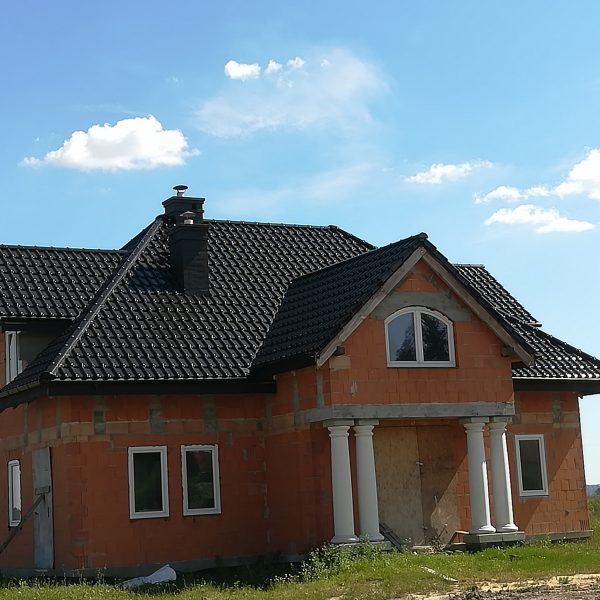 Dach pokryty dachówką Creaton Premium w czarnej glazurze o intensywnym połysku.