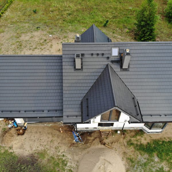 Płaska dachówka ceramiczna Creaton Simpla – gładka struktura i precyzyjne wykończenie