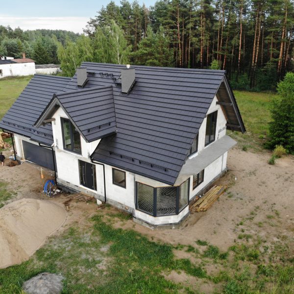 Widok lotniczy na dach z dachówki ceramicznej płaskiej Creaton Simpla