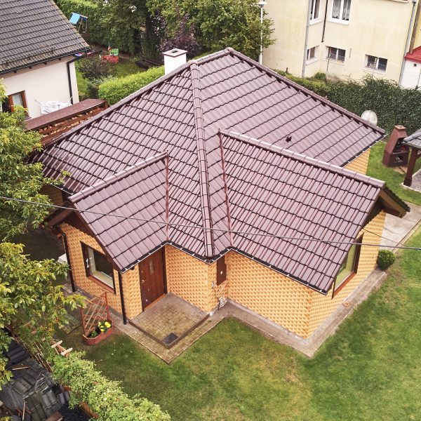 Widok z drona na klasyczny dach z dachówki ceramicznej Creaton Titania brąz glazura