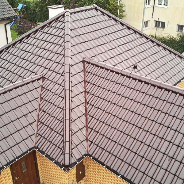 Klasyczny dach z połyskującą dachówką Creaton Titania brąz glazura – przykład realizacji