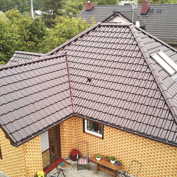 Creaton Titania brąz glazura – ujęcie z lotu ptaka na tradycyjne pokrycie dachowe