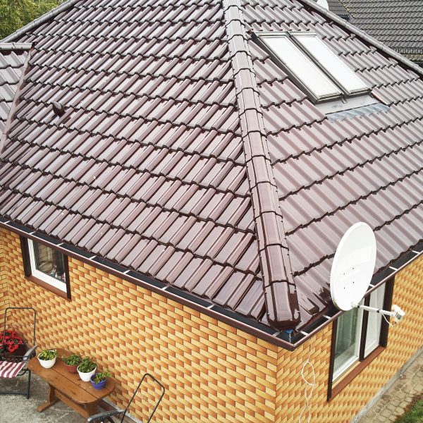 Pokrycie dachowe Creaton Titania brąz glazura – realizacja w ponadczasowym stylu