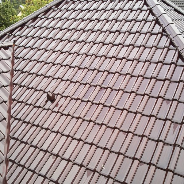 Realizacja klasycznego dachu z dachówki ceramicznej Creaton Titania brąz glazura – elegancki połysk