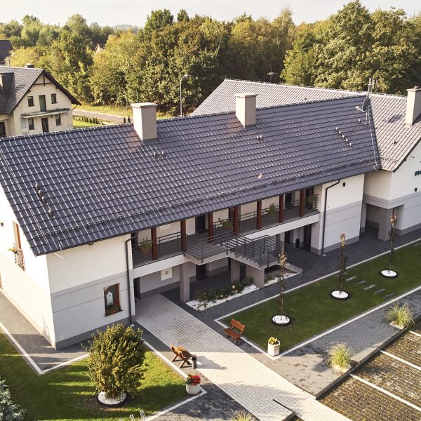 Pokrycie dachowe Röben Piemont titan szara glazurowana – elegancka realizacja na dużej połaci